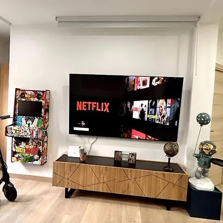 Lujo 10 Pax Proyector, Maquina Arcade Y Patinetes Lägenhet Oviedo